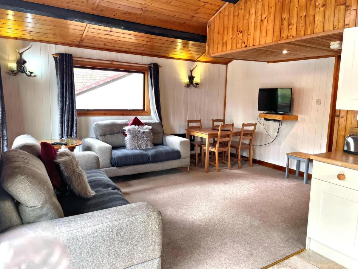 The Squirrel Lodge - Hot Tub - Pet Friendly - Pembrokeshire-Tenby Carmarthen Zewnętrze zdjęcie