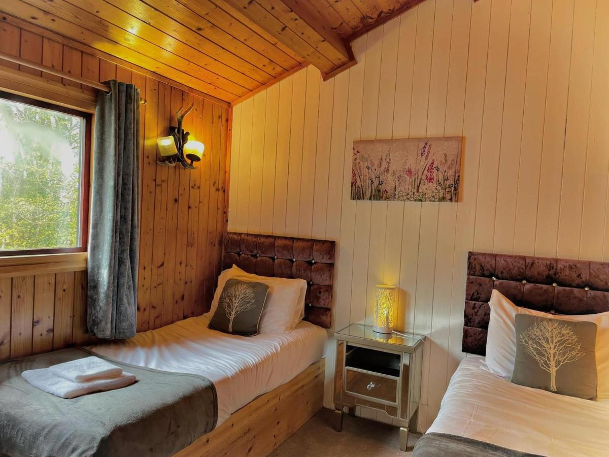 The Squirrel Lodge - Hot Tub - Pet Friendly - Pembrokeshire-Tenby Carmarthen Zewnętrze zdjęcie