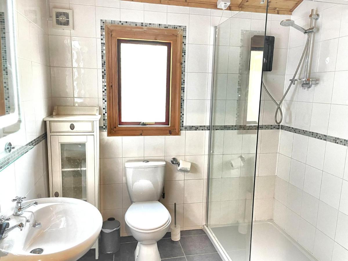The Squirrel Lodge - Hot Tub - Pet Friendly - Pembrokeshire-Tenby Carmarthen Zewnętrze zdjęcie