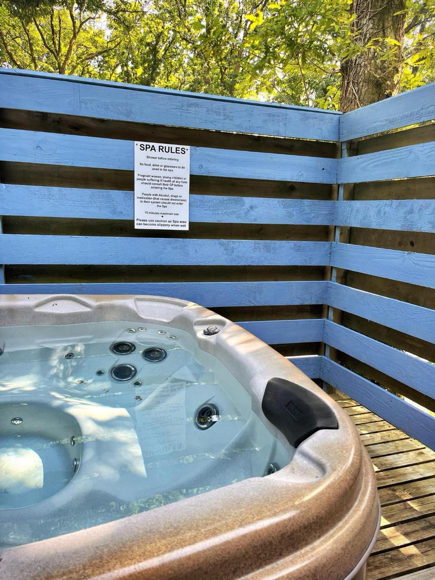 The Squirrel Lodge - Hot Tub - Pet Friendly - Pembrokeshire-Tenby Carmarthen Zewnętrze zdjęcie