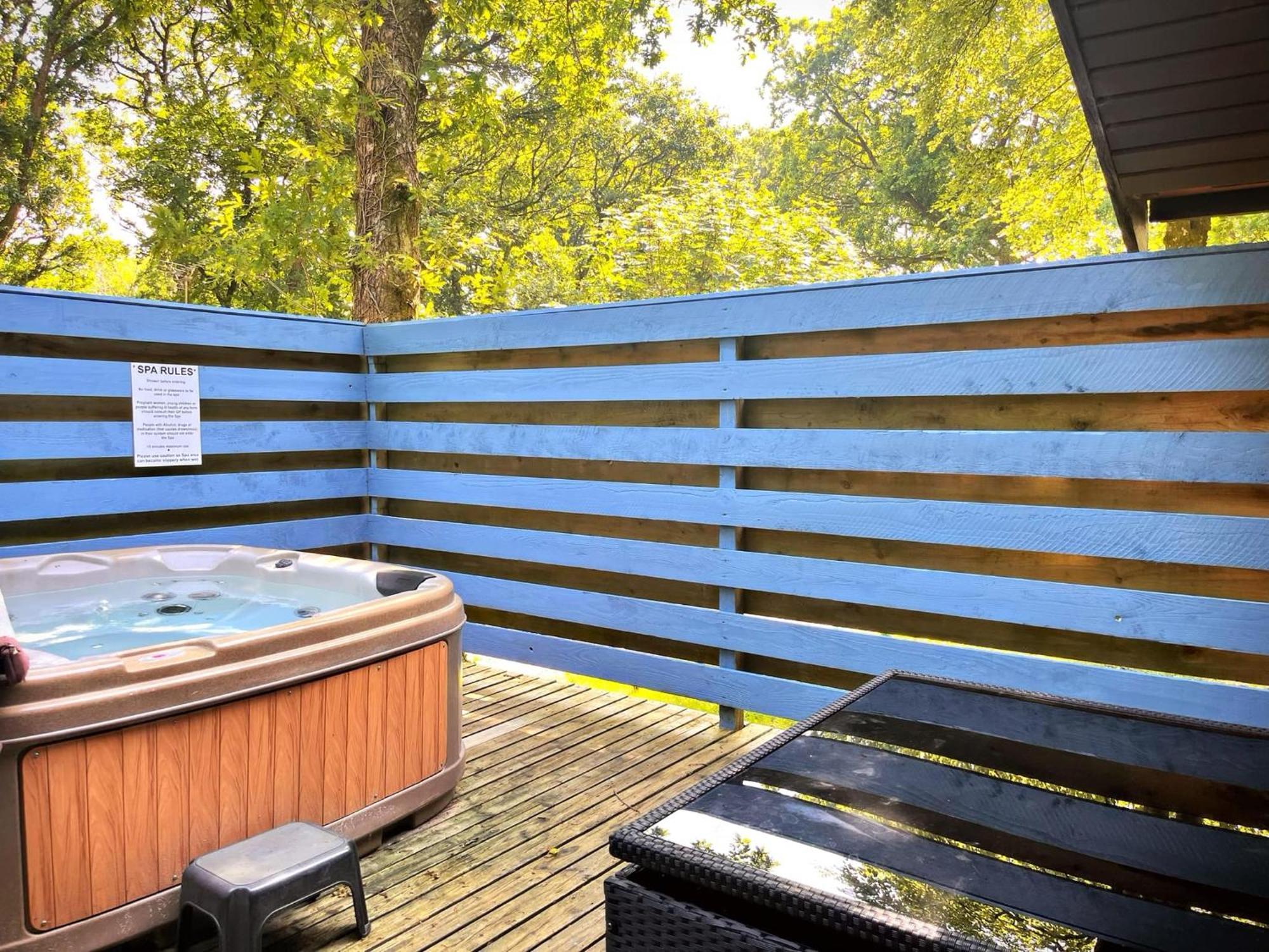 The Squirrel Lodge - Hot Tub - Pet Friendly - Pembrokeshire-Tenby Carmarthen Zewnętrze zdjęcie